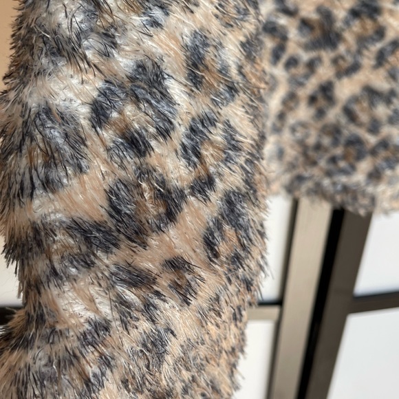 Zara Trafaluc Animal Print fuzzy sweater.
Womens Large - Picture 7 of 13